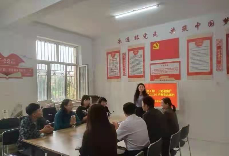 活动二  志愿者与校领导交流现场1.jpg