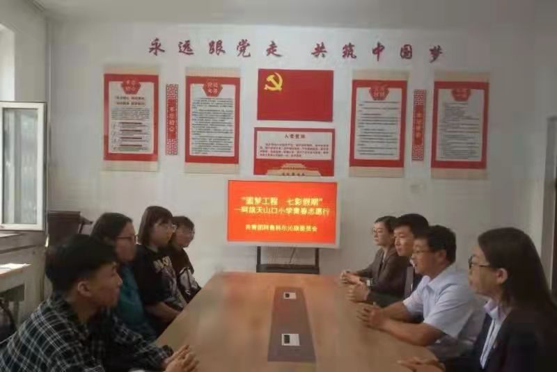 活动二 志愿者与校领导交流现场2.jpg