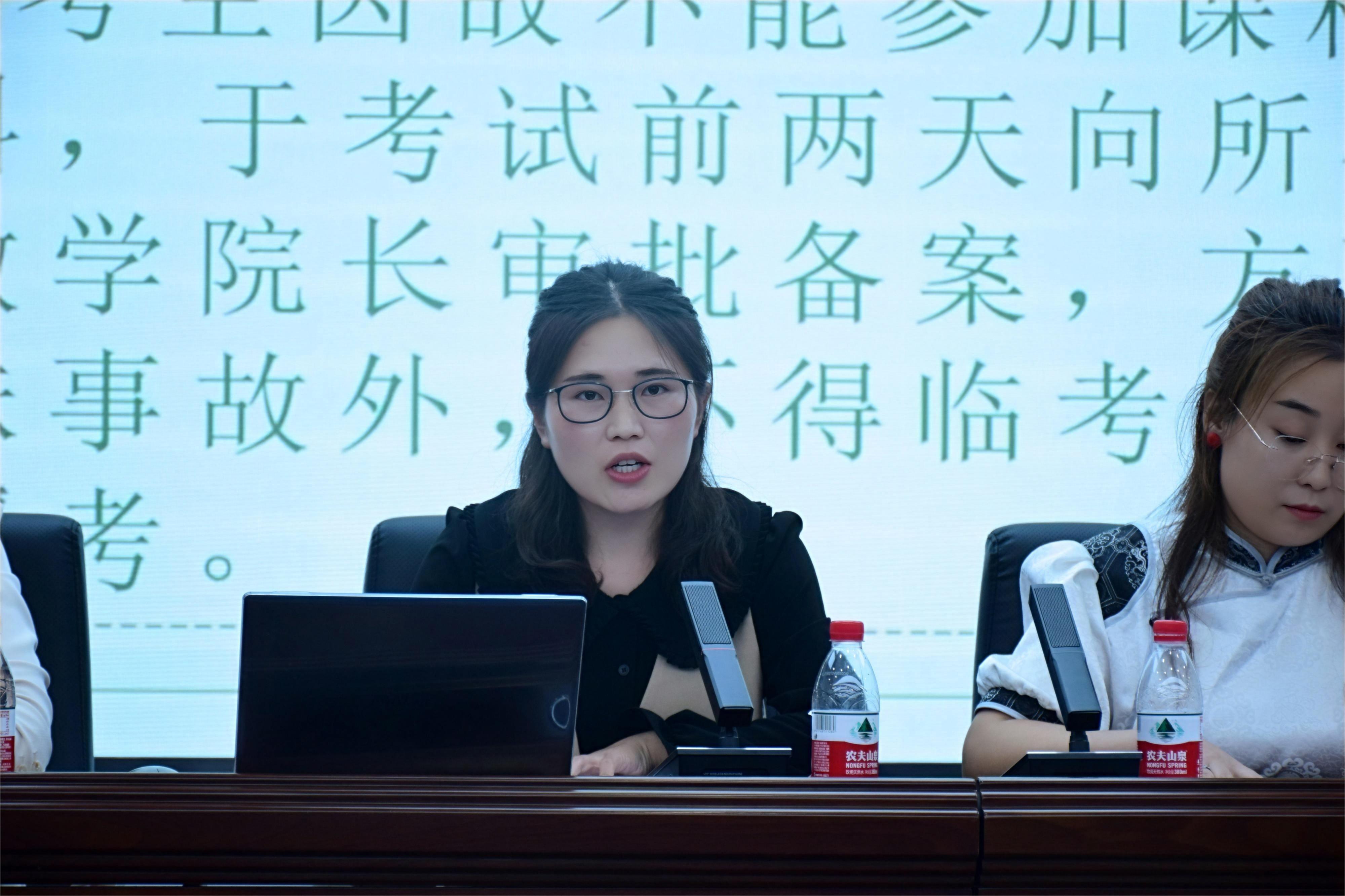 白斯琴老师做新生入学培训.JPG