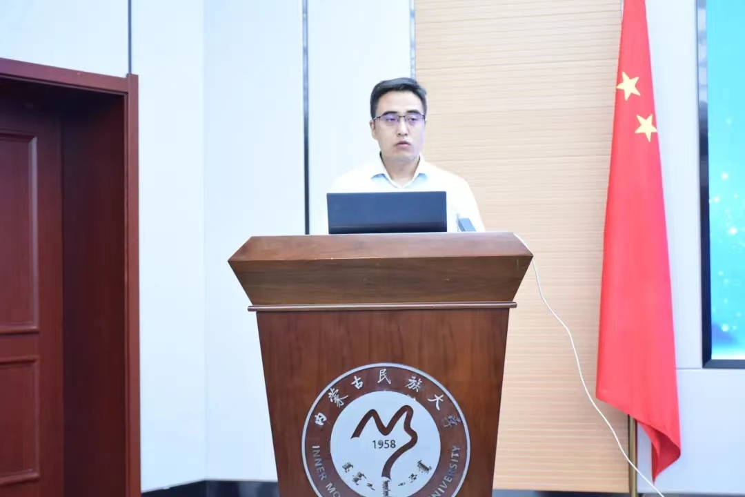 教师代表阿拉腾巴特尔老师发言.JPG