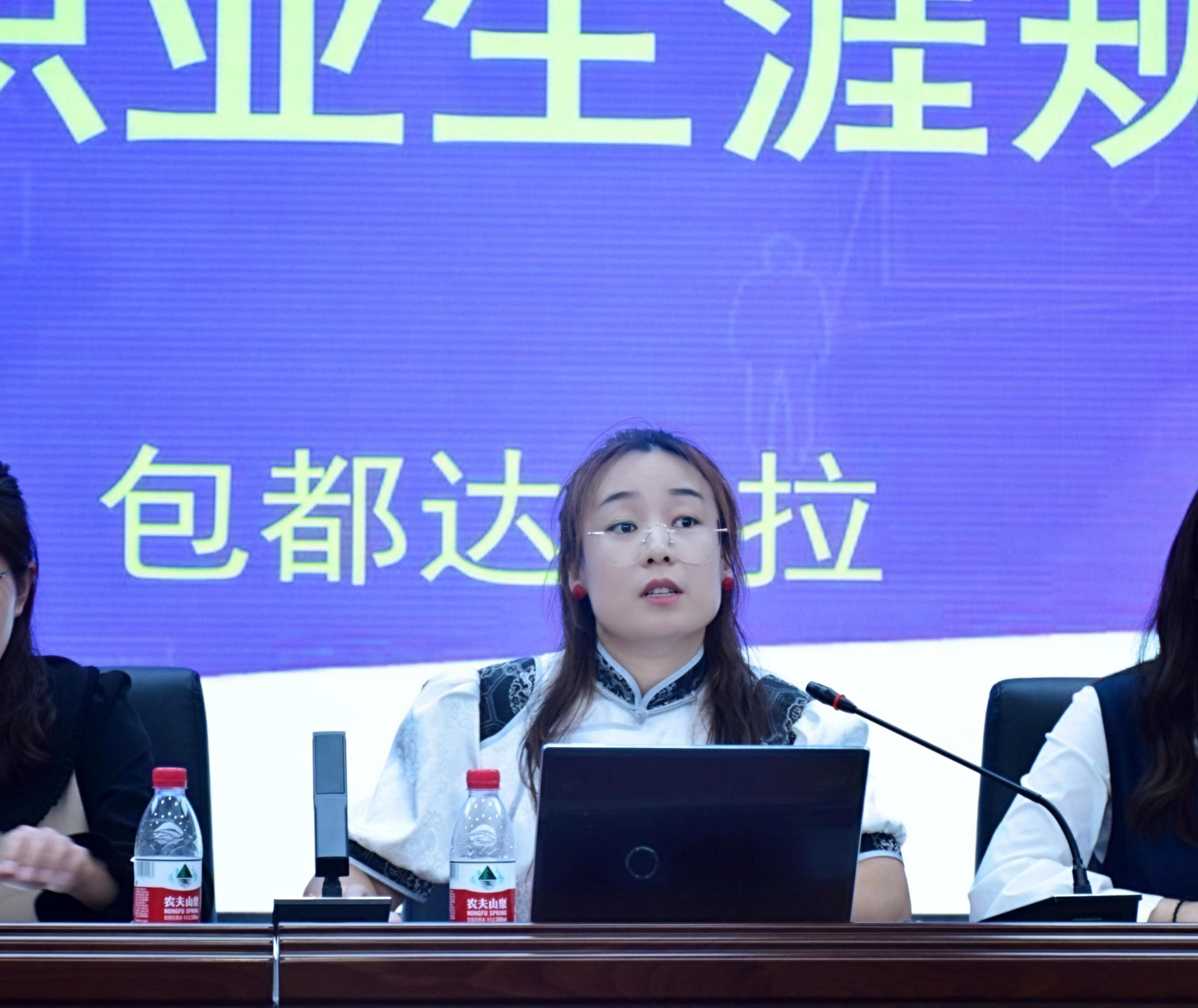 包都达古拉老师做新生入学培训.jpg