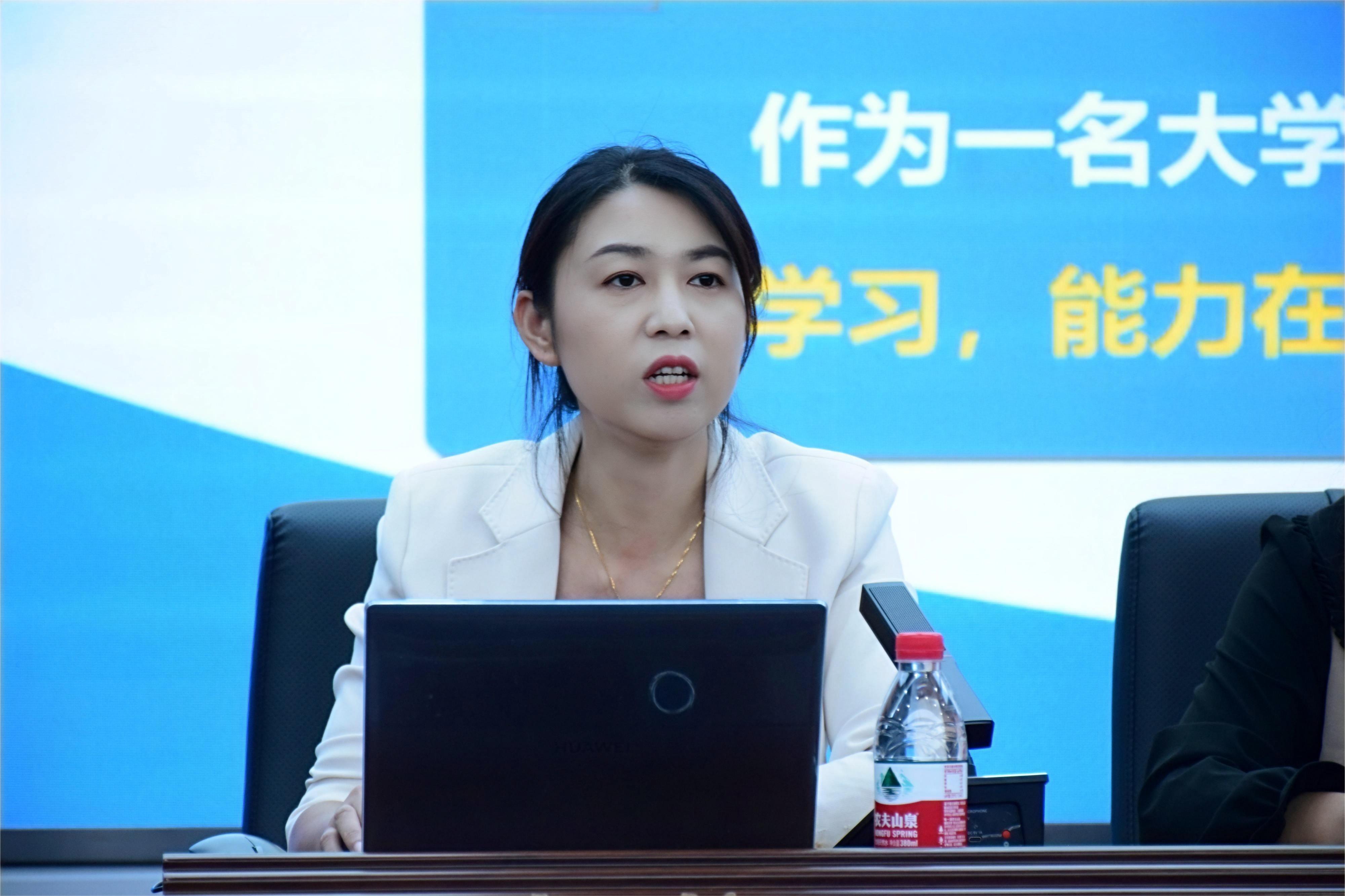 丁建丽老师主持并做新生入学培训.JPG