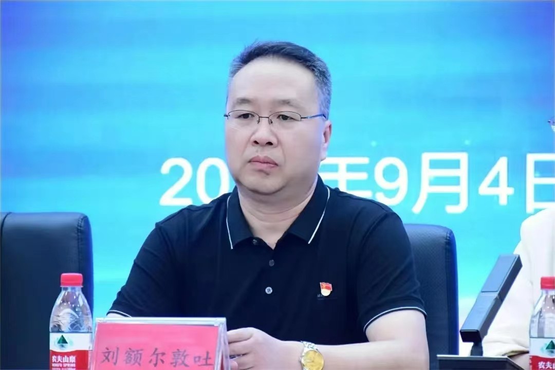 刘额尔敦吐书记讲话.JPG