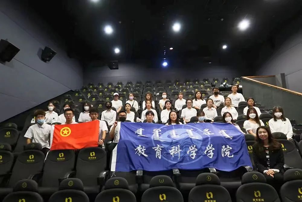 员工观影现场.jpg